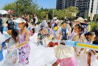 泡泡飛揚(yáng)秋日爽  孩童嬉戲共歡暢